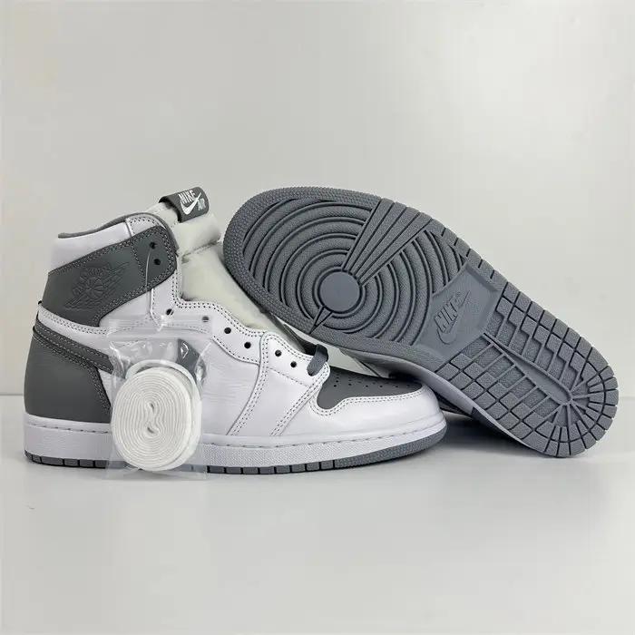 Air Jordan 1 High OG ‘Stealth' 