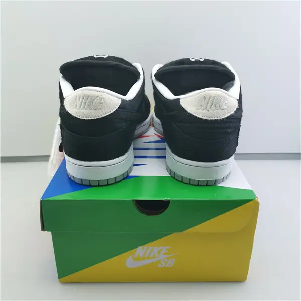 NIKE SB DUNK LOW BLACK WHITE 