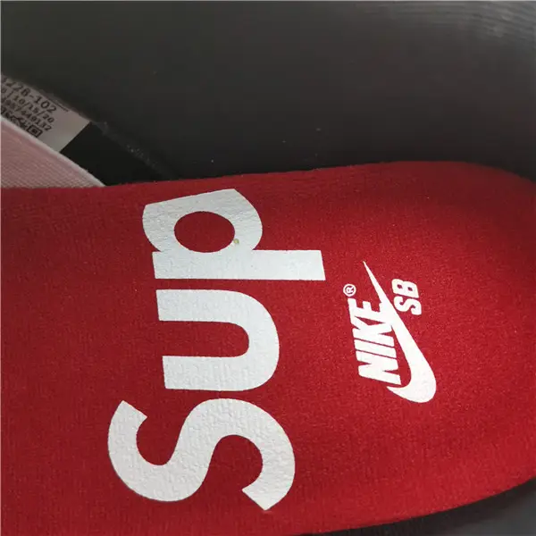 Supreme x Nike SB Dunk Low 