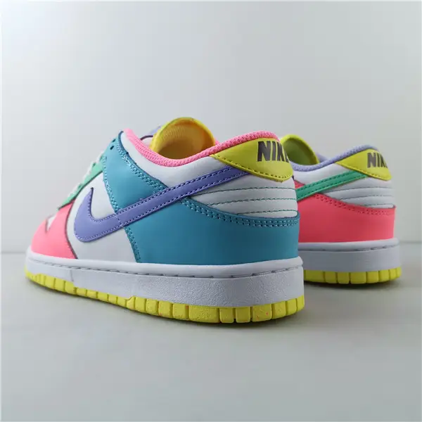 NIKE DUNK LOW SE 