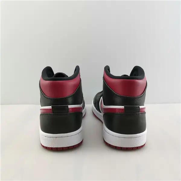 AIR JORDAN 1 MID RESEMBLES THE 