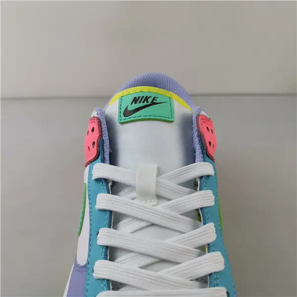 NIKE DUNK LOW SE 