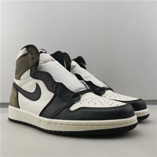 AIR JORDAN 1 RETRO HIGH OG 'DARK MOCHA' 