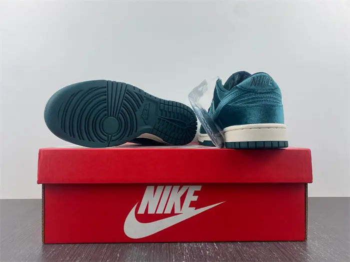 Nike Dunk Low Green Velvet 