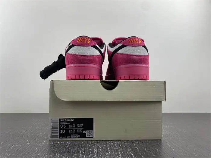 The Powerpuff Girls x Nike SB Dunk Low 