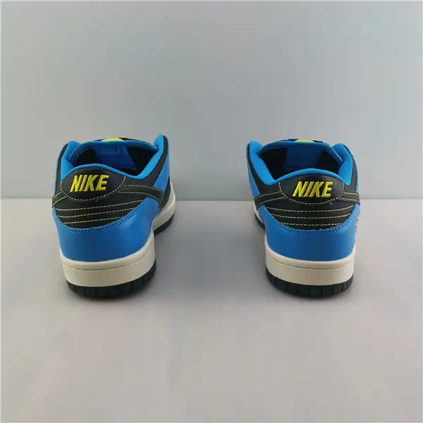 Nike SB Dunk Low Pro Iso Skateboarding Dog CZ5128 