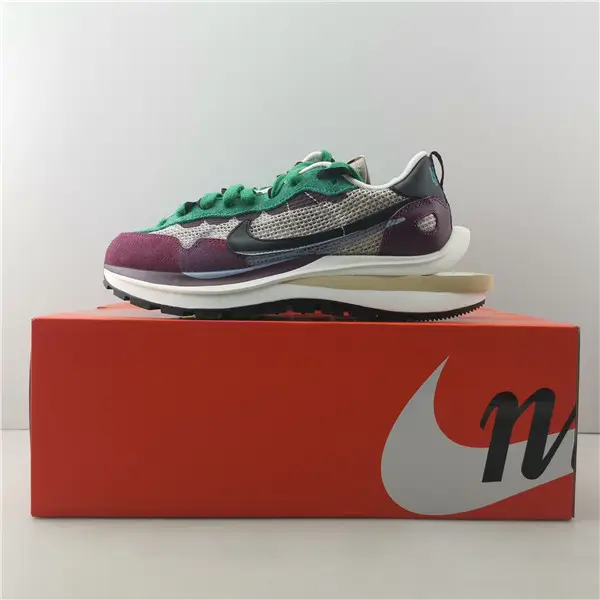 Nike Vaporwaffle sacai Villain Red Neptune Green 