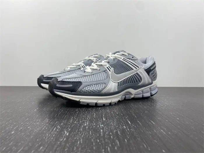 NIKE Air Zoom Vomero 5 