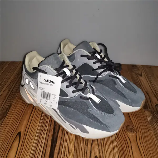 YEEZY BOOST 700 'MAGNET' 