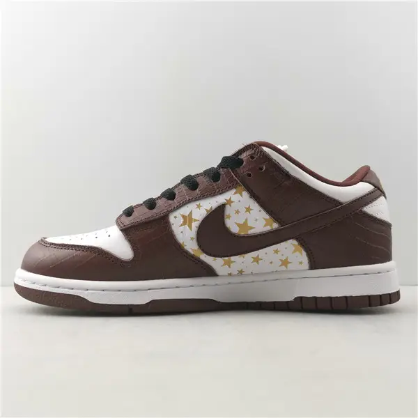 Supreme x Nike SB Dunk Low Brown 
