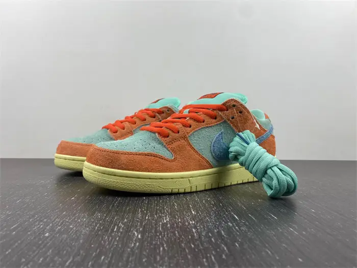 Nike SB Dunk Low 