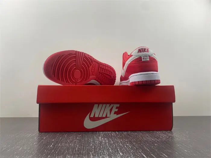 Nike Dunk Low Valentine's Day 