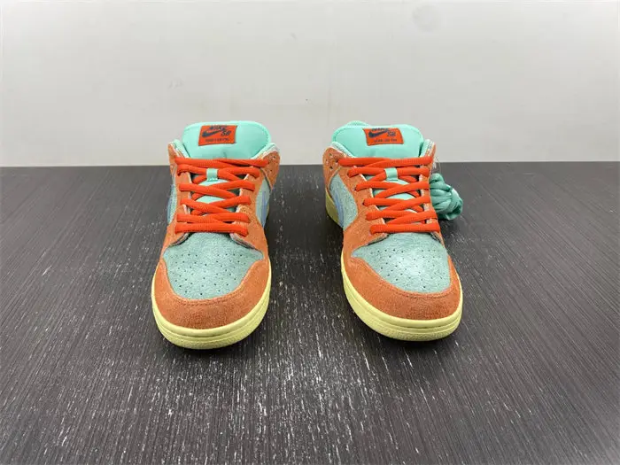 Nike SB Dunk Low 