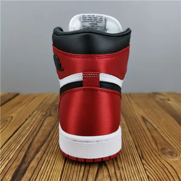 Air Jordan 1 satin WMNS BLACK TOE 