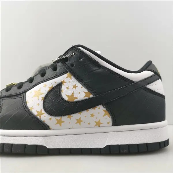 Supreme x Nike SB Dunk Low 