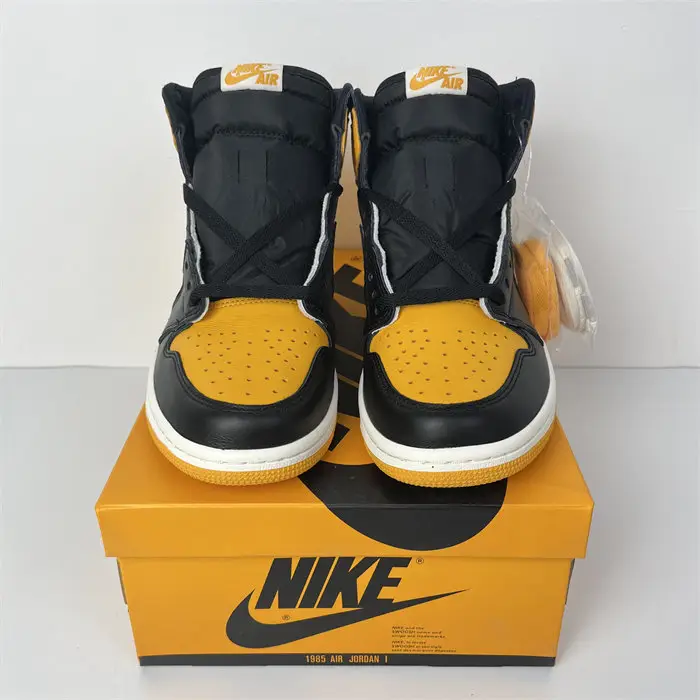 Jordan 1 Retro High OG Yellow Toe 