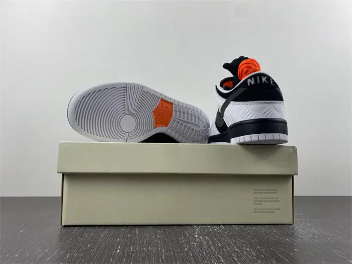 TIGHTBOOTH x Nike SB Dunk Low 