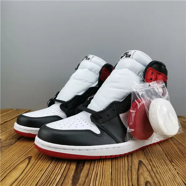 Air Jordan 1 satin WMNS BLACK TOE 