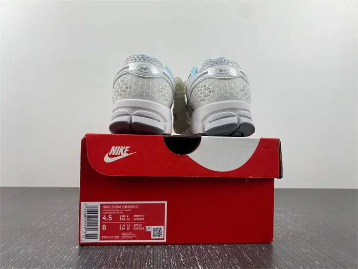 NIKE Air Zoom Vomero 