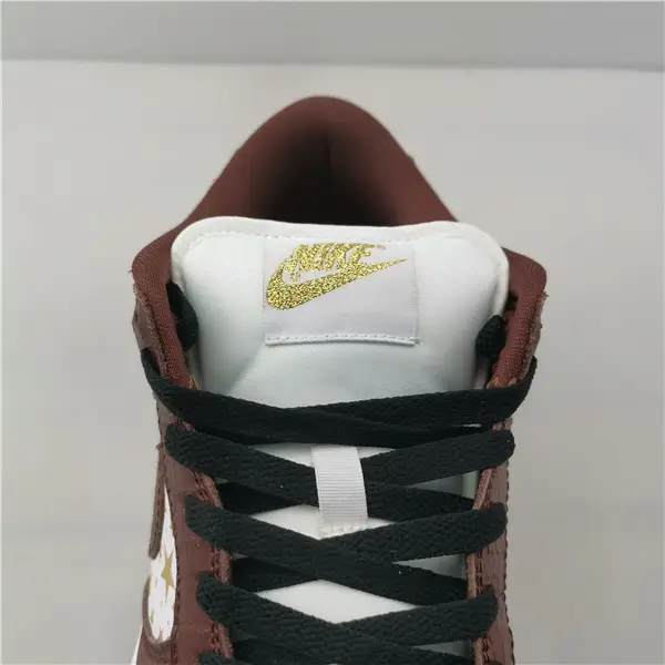 Supreme x Nike SB Dunk Low Brown 