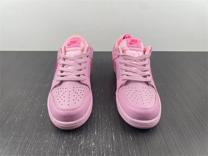 Nike Dunk Low Triple Pink 