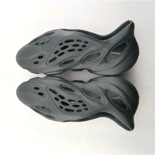 YEEZY FOAM RUNNER BLACK 