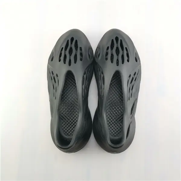 YEEZY FOAM RUNNER BLACK 