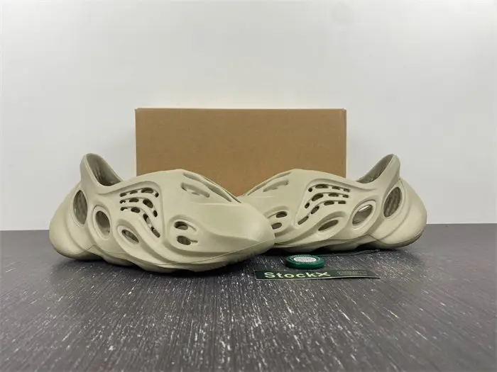 YEEZY FOAM RUNNER 'STONE SALT  BCE2703