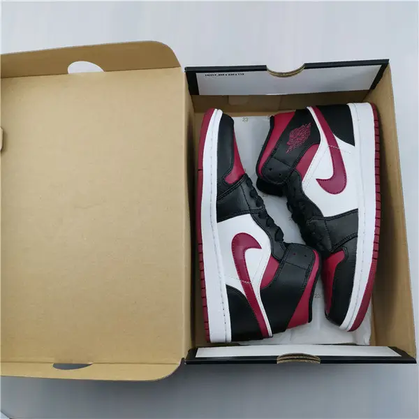AIR JORDAN 1 MID RESEMBLES THE 