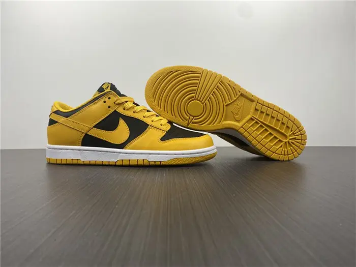 The Nike Dunk Low Takes on a Familiar 