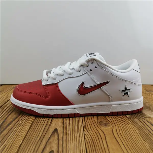 NIKE SB DUNK LOW SUPREME JEWELSWOOSH RED 