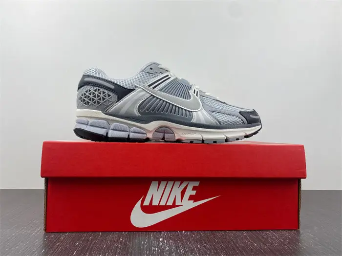 NIKE Air Zoom Vomero 5 