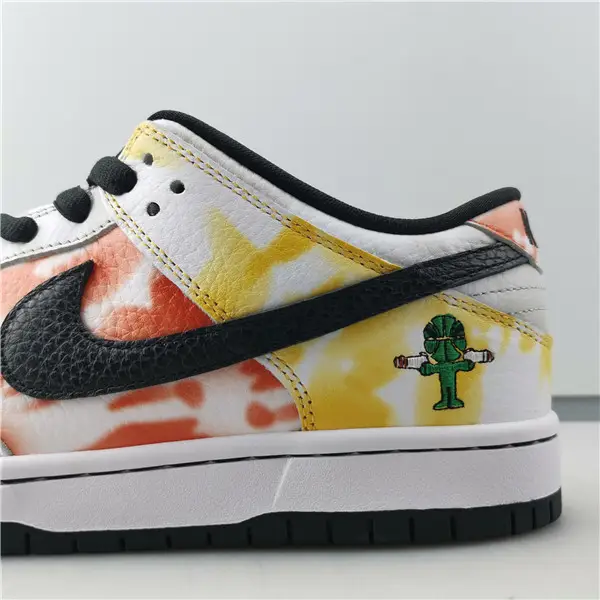 NIKE SB DUNK LOW 