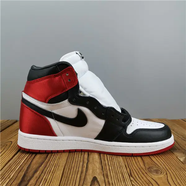 Air Jordan 1 satin WMNS BLACK TOE 