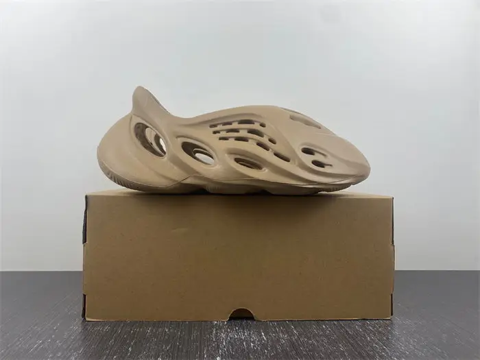 adidas Yeezy Foam RNR Clay Taupe 