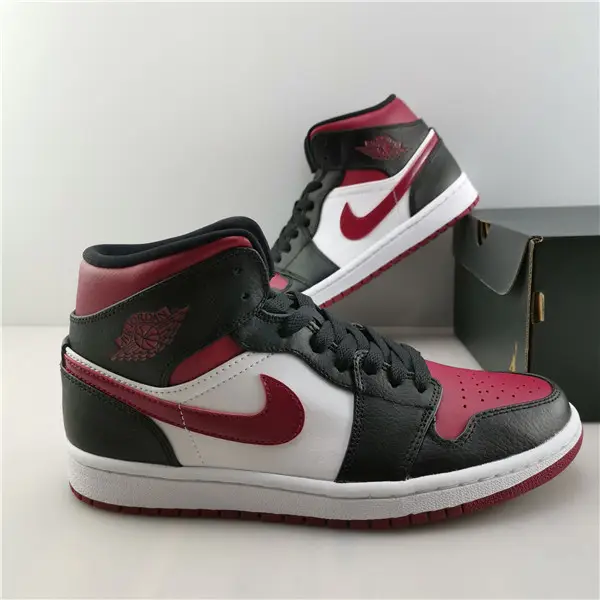 AIR JORDAN 1 MID RESEMBLES THE 