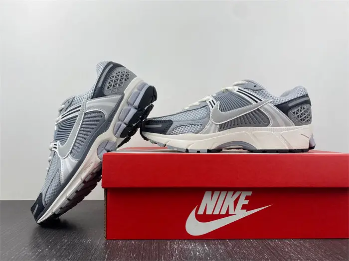 NIKE Air Zoom Vomero 5 