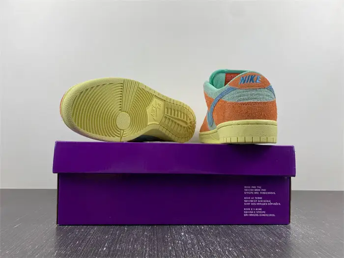 Nike SB Dunk Low 