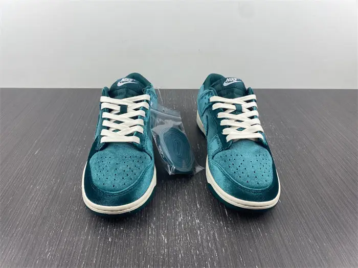 Nike Dunk Low Green Velvet 
