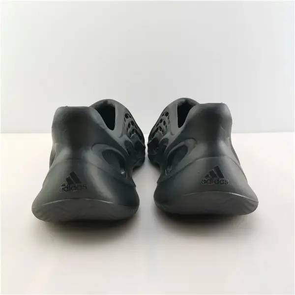 YEEZY FOAM RUNNER BLACK 