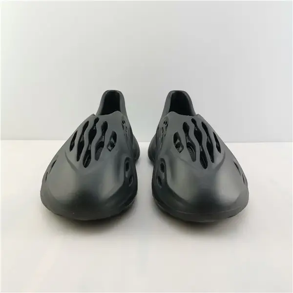 YEEZY FOAM RUNNER BLACK 