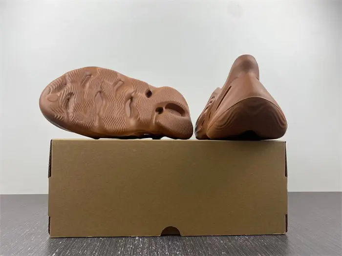 adidas Yeezy Foam RNNR Flax 