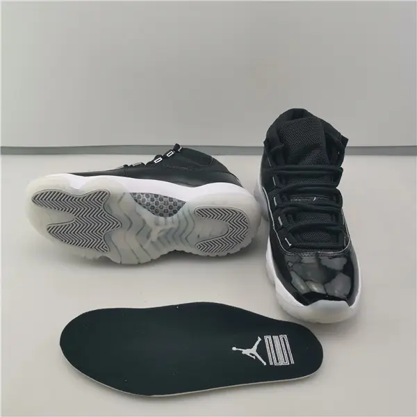AIR JORDAN 11 