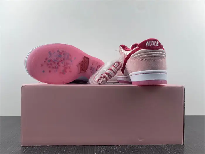 Nike S.B Dunk Low StrangeLove Skateboards 