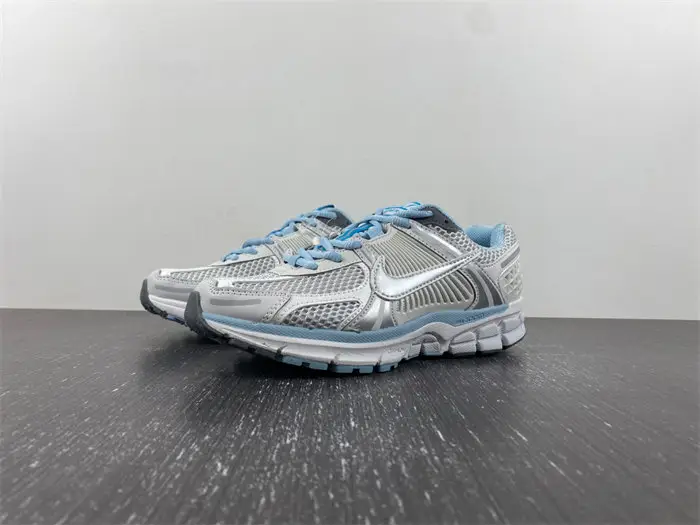 NIKE Air Zoom Vomero 