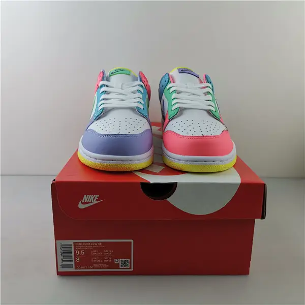 NIKE DUNK LOW SE 