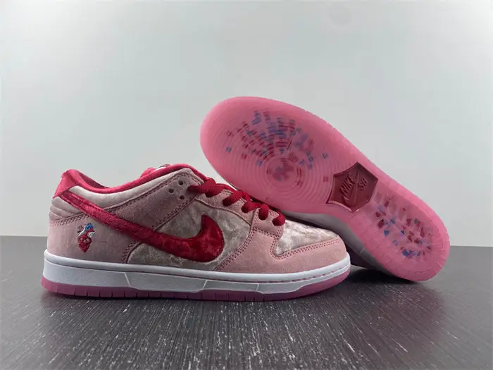Nike S.B Dunk Low StrangeLove Skateboards 