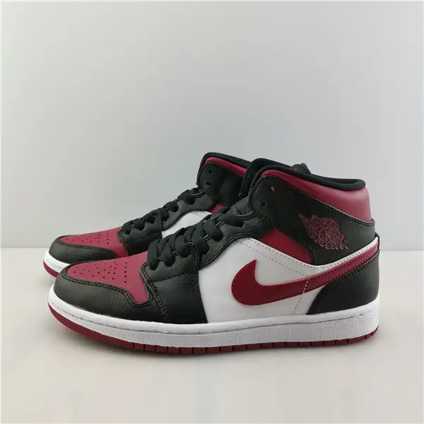 AIR JORDAN 1 MID RESEMBLES THE 