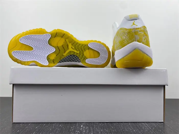 Air Jordan 11 Low WMNS 