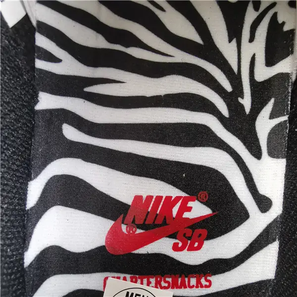 QUARTERSNACKS X NIKE SB DUNK LOW ZEBRA 